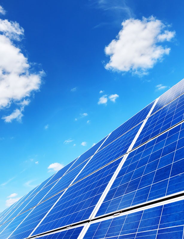 Solarmodule unter blauem Himmel