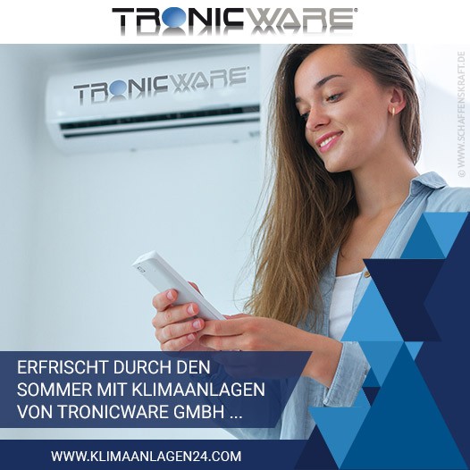 Frau mit Fernbedienung vor Klimaanlage