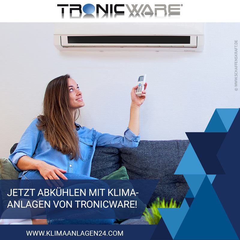 Frau nutzt Klimaanlage mit Fernbedienung.