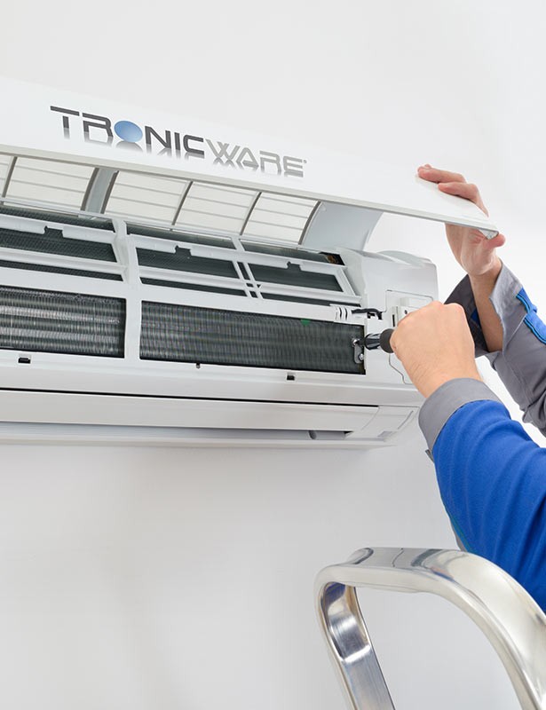 service-klimaanlage-2colhoch Techniker repariert Klimaanlage an der Wand.