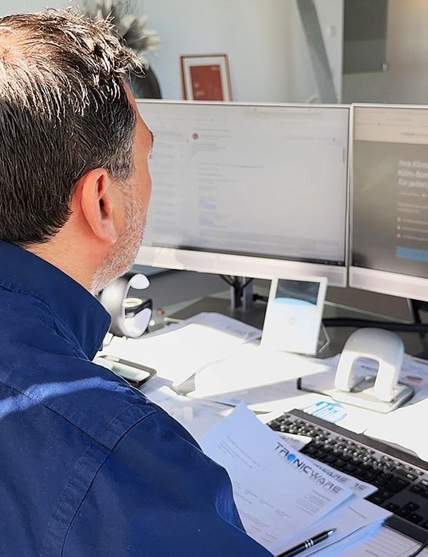 service-papanikolaou-2colhoch Mann arbeitet am Computer